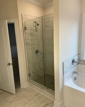 Regadera, secadora de cabello, toallas, jabón 