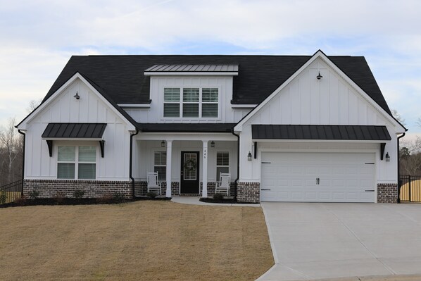 Exterior - New Home 7.5 Miles from Tournament
Best Location in Area for First Week of April (Evans)