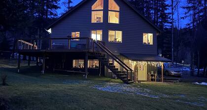 Sunny Homer 2- Bedroom Upper Unit with Deck