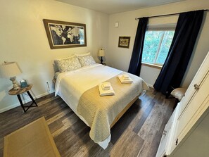 1 dormitorio, tabla de planchar con plancha, wifi y ropa de cama