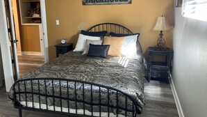 3 bedrooms, iron/ironing board, WiFi, bed sheets - Blocks from downtown and has that country feel. Nestle in Columbia Falls comfort (Columbia Falls)