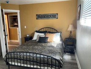 3 bedrooms, iron/ironing board, WiFi, bed sheets