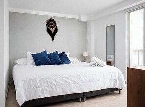 Individually furnished, desk, laptop workspace, bed sheets - Compostela Estadio (Medellín)