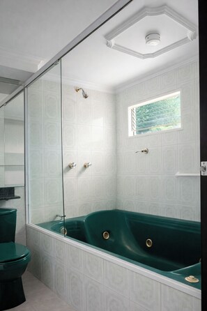 Comfort-Doppelzimmer | Badezimmer | Handtücher