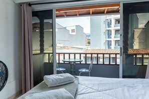 Kamar Double Comfort | Dilengkapi dengan perabotan berbeda-beda dan seprai linen