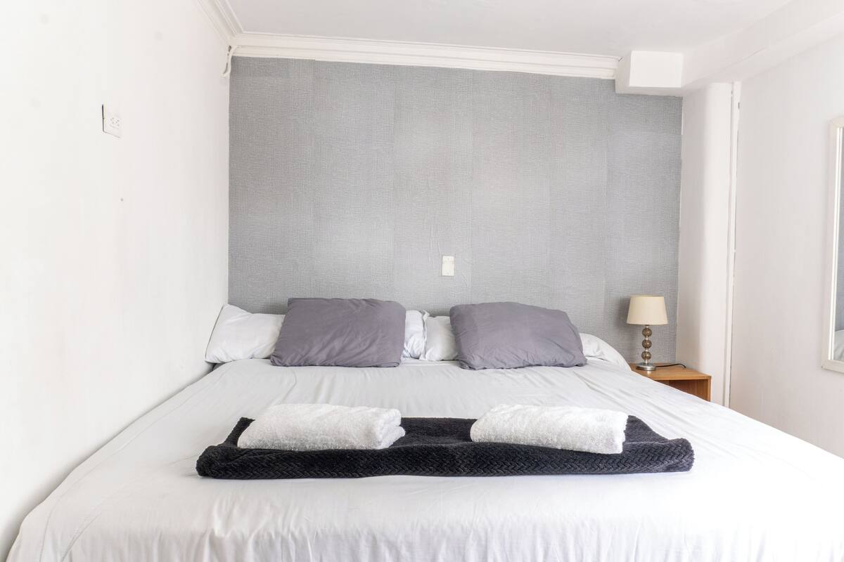 Ameublement personnalisé, draps fournis