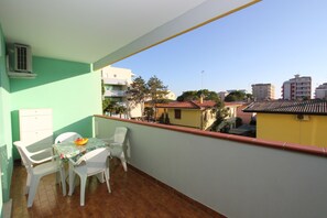 Balcony - Calm Apartment Perfect for up to 4 Guests (San Michele al Tagliamento)