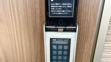 Une porte dotée d’un clavier et d’un lecteur de carte, probablement pour un système de contrôle d’accès des chambres d’hôtel.