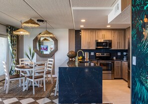 Réfrigérateur, four à micro-ondes, un four, surface de cuisson