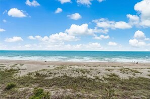A beach with clear skies and waves. - Oceanfront Penthouse Suite, 2 King Beds, Exquisite Beach Views, Newly Renovated (Fernandina Beach)