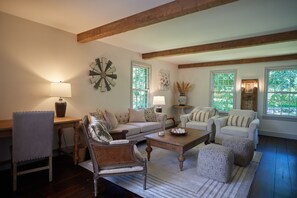 Smart TV, fireplace - Luxurious Country Colonial in Roxbury (Roxbury)