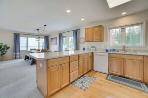 Fridge, microwave, oven, stovetop - Chillwater Lakehouse (Houghton Lake)