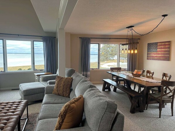 Smart TV, books - Chillwater Lakehouse (Houghton Lake)