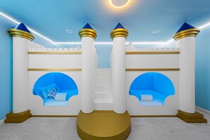 8 quartos, ferros/t ábuas de passar roupa, berço de viagem
