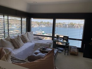 Living area - Waterfront in Huntington Harbor!! Water enthusiasts dream vacation home. (Huntington Beach)
