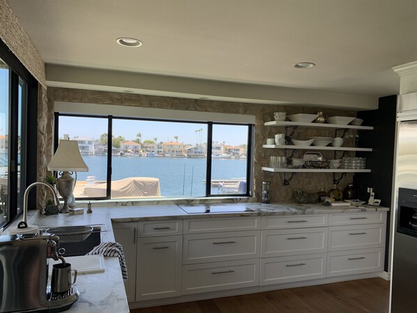 Private kitchen - Waterfront in Huntington Harbor!! Water enthusiasts dream vacation home. (Huntington Beach)