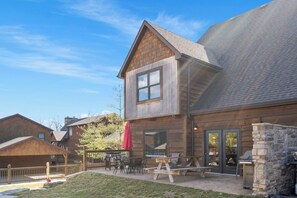 Outdoor dining - Townhome w Lake Access_Free Branson Attraction Tickets_Steps From Volleyball_Playground & More (Branson)