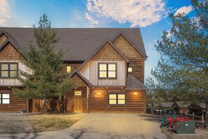 Exterior - Townhome w Lake Access_Free Branson Attraction Tickets_Steps From Volleyball_Playground & More (Branson)