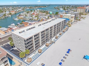 Un hôtel doté d’une terrasse sur le toit, d’une piscine et situé en bord de mer.