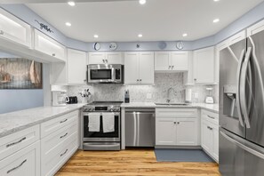Refrigerador, microondas, horno y parrilla de estufa 