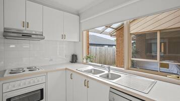 Comfort House, Garden View | In-room dining