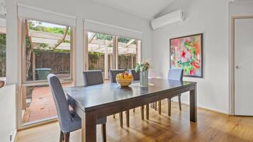 Comfort House, Garden View | In-room dining