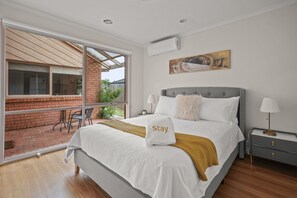 3 bedrooms, iron/ironing board, free WiFi - StayAU Family Home Pet Friendly (Narre Warren South)