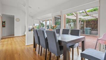 Comfort House, Garden View | In-room dining