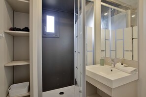 Douche, sèche-cheveux, serviettes fournies