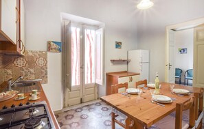 Frigorífico y placa de cocina