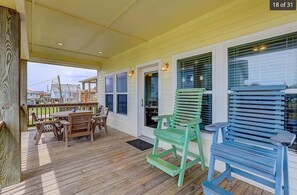 Outdoor dining - Just Beachin' it - Ocean View Home 3 blocks from Beach (Bolivar Peninsula)