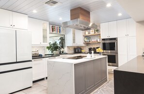 Private kitchen - 5 acre Family Resort in Center of Naples with heated pool (Naples)