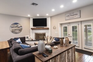 Living area - 5 acre Family Resort in Center of Naples with heated pool (Naples)