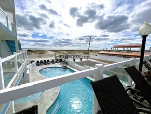 Utomhuspool och uppvärmd pool