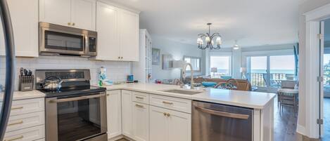 Réfrigérateur, micro-ondes, four, plaque de cuisson