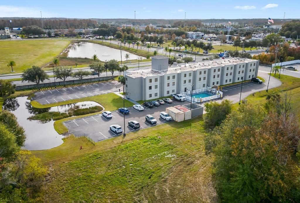 Family-Friendly Tampa Getaway: Free Breakfast & Pool! Near Busch Gardens