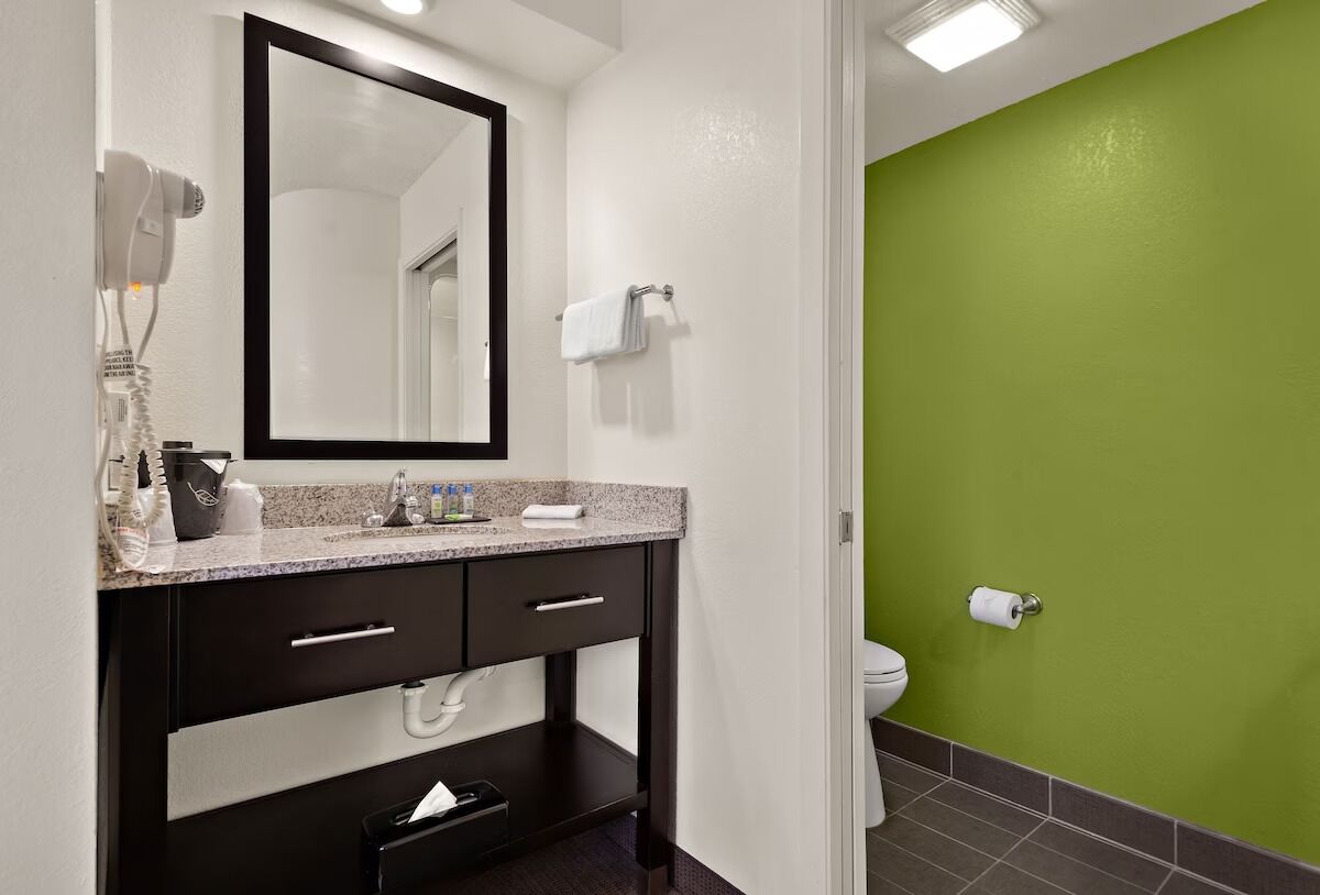 Stay Near The Grove - Free Breakfast, Outdoor Pool & Free Parking in 4 Units