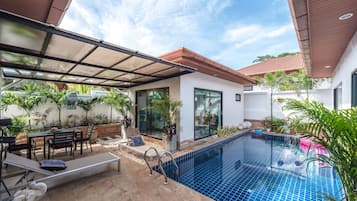 Outdoor pool, pool loungers