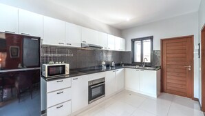 Villa – design | Eget kjøkken | Kjøleskap, mikrobølgeovn, ovn og kokeplater
