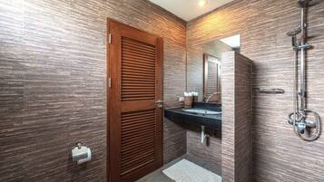 Villa Design | Bagno | Doccia, asciugacapelli, asciugamani, carta igienica