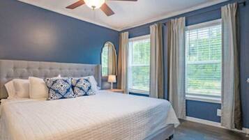 2 sovrum, skrivbord, strykjärn/strykbräda och resesäng