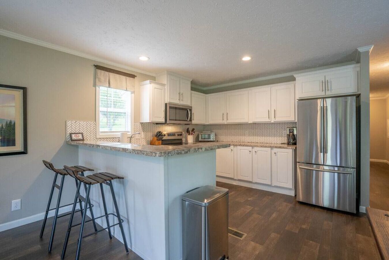 Jääkaappi, mikroaaltouuni, uuni, liesi