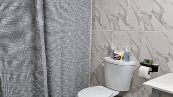 Dusch, hårtork, handdukar och tvål