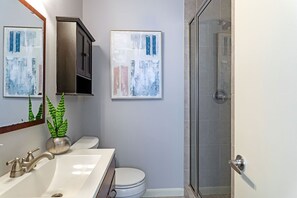 Shower, eco-friendly toiletries, hair dryer, towels - 2BR The TMC Flats 05! Hermann Park! Zoo! (Houston)