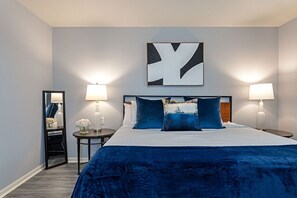 2 soverom, skrivebord, strykejern/-brett og reiseseng for barn