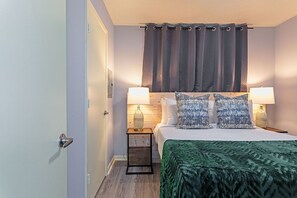 Desk, iron/ironing board, travel cot, free WiFi - 2BR The TMC Flats 05! Hermann Park! Zoo! (Houston)