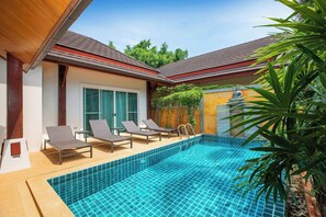A modern pool area with lounge chairs and a statue. - 3BR Pool Villa Prima Near NaiHarn Beach (Rawai)