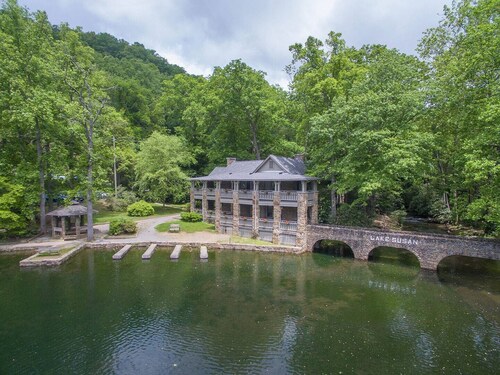 Linger Longer Lodge | Spacious Home in Beautiful Montreat With Mountain Views!