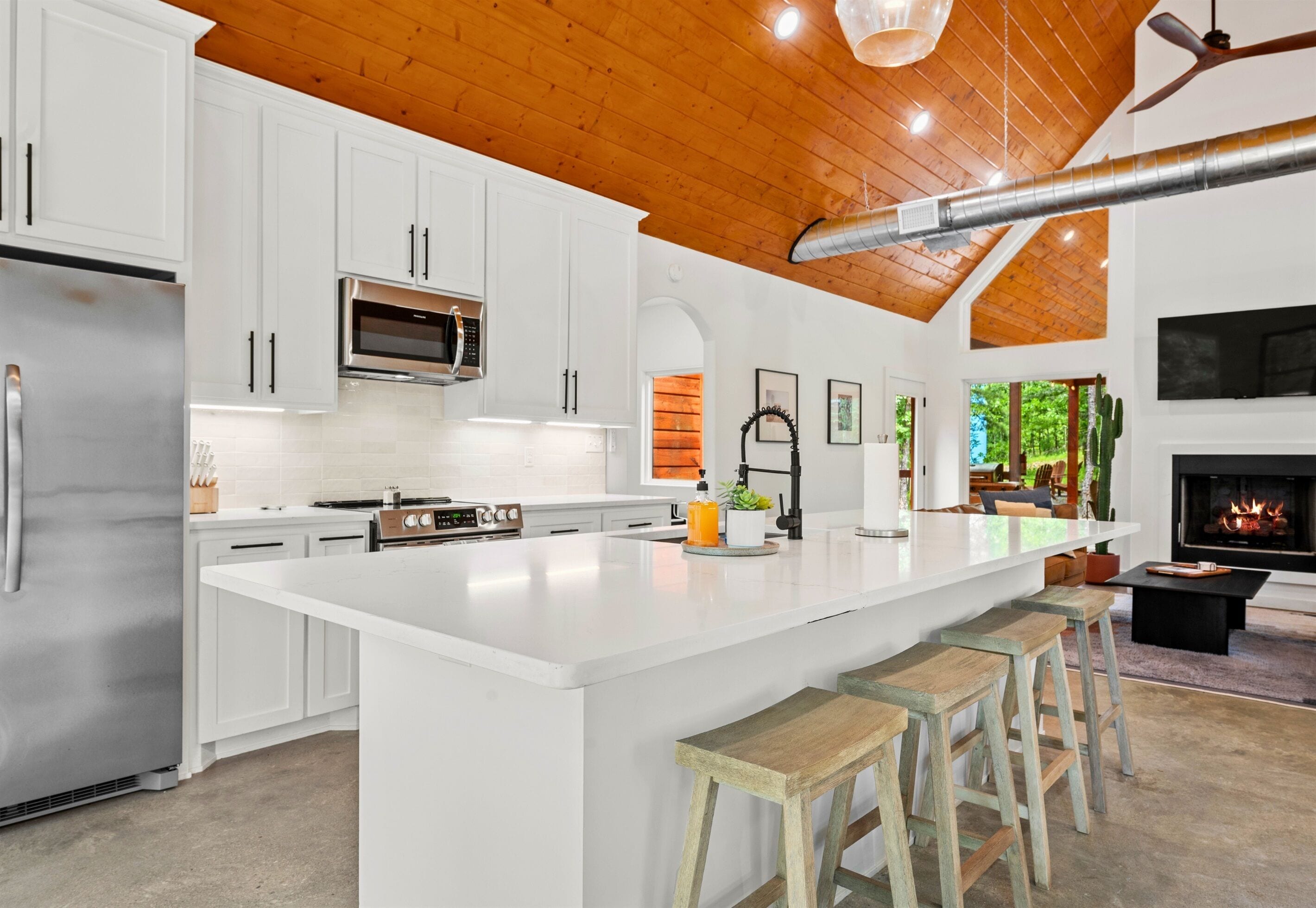 Jääkaappi, mikroaaltouuni, uuni, liesi