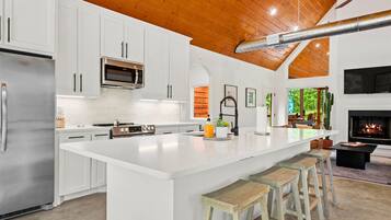 Jääkaappi, mikroaaltouuni, uuni, liesi